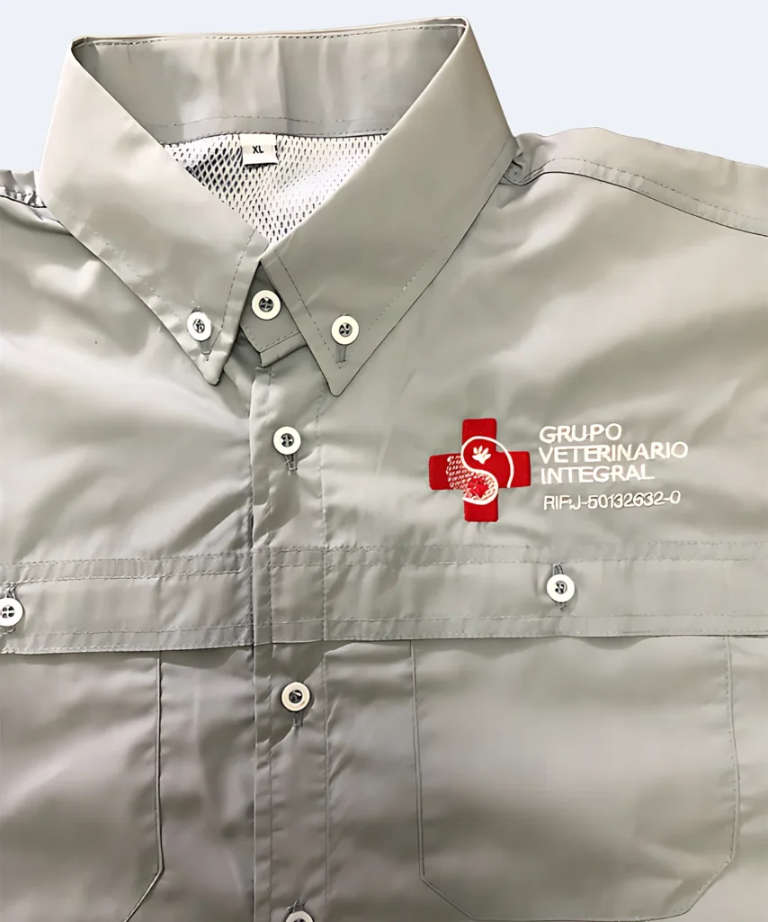 Camisa tipo Columbia gris con logo bordado en rojo y blanco