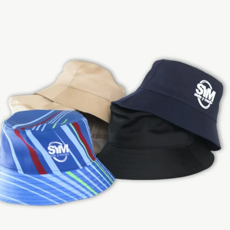 Tres gorros tipo bucket: beige, azul marino bordado y sublimado a rayas