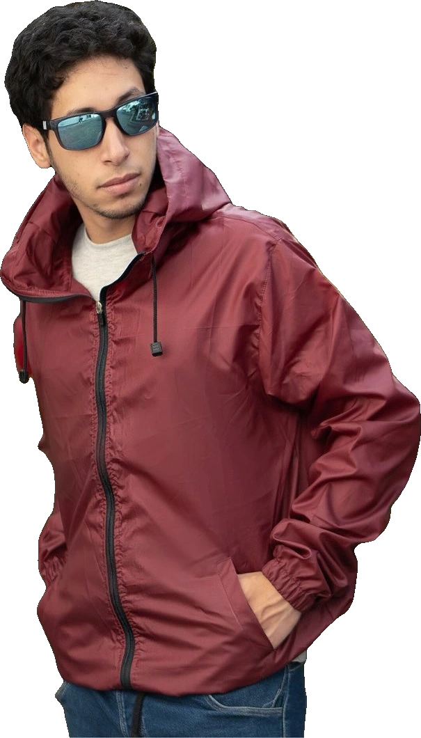 Modelo con chaqueta rompevientos vinotinto con capucha confeccionada por Siete y Medio