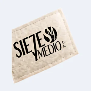 Etiqueta de tela con el logotipo de Siete y Medio